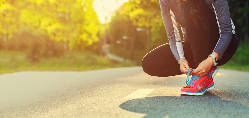 Mitmach-Gesundheit - Joggerin bindet ihre Schuhe