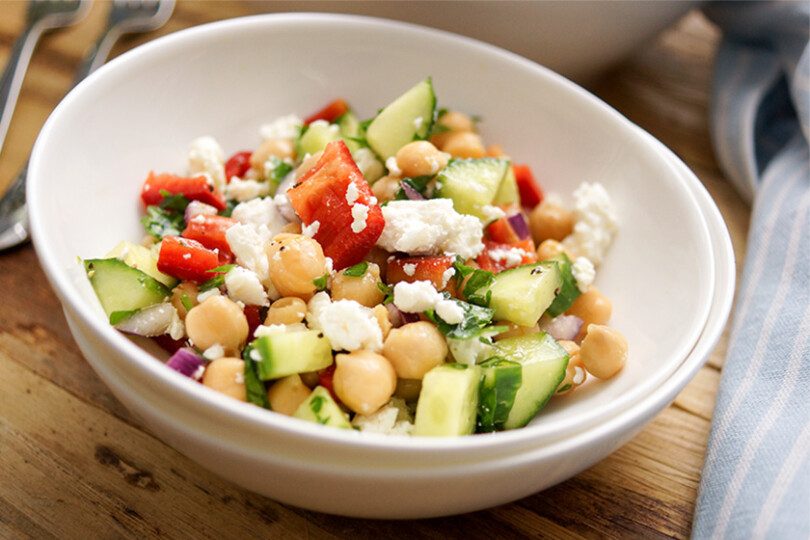 Kichererbsen Salat mit Feta Käse, Gurke und Paprika