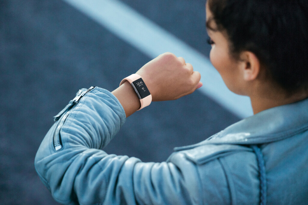 Der Activity-Tracker Fitbit Charge HR 2 ist eines der beliebtesten Modelle im Markt