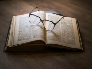 Wissen - Buch und Brille