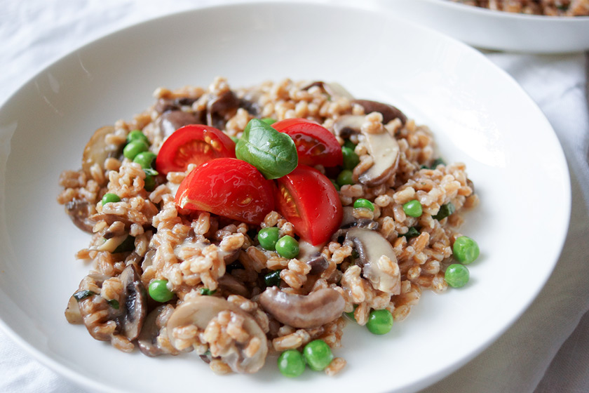 Dinkel Risotto mit Champignons, Erbsen und Parmesan