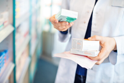 Apotheker mit einer Rezept und einem Medikament