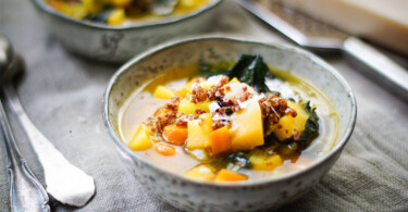 Gekochtes Gemüse: Steckrübeneintopf, Möhren Suppe mit Quinoa und Safran