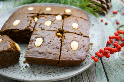 Winterlicher Ingwerkuchen mit Melasse und Apfel