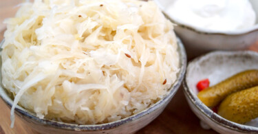 Fermentiertes Essen, Probiotisches Essen für eine gesunde Verdauung, Sauerkraut, Gurken, Naturjoghurt