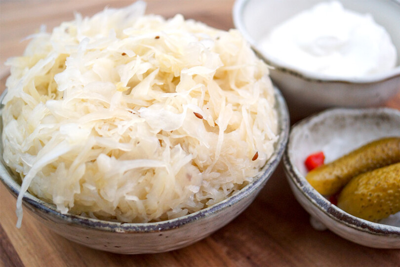 Fermentiertes Essen, Probiotisches Essen für eine gesunde Verdauung, Sauerkraut, Gurken, Naturjoghurt