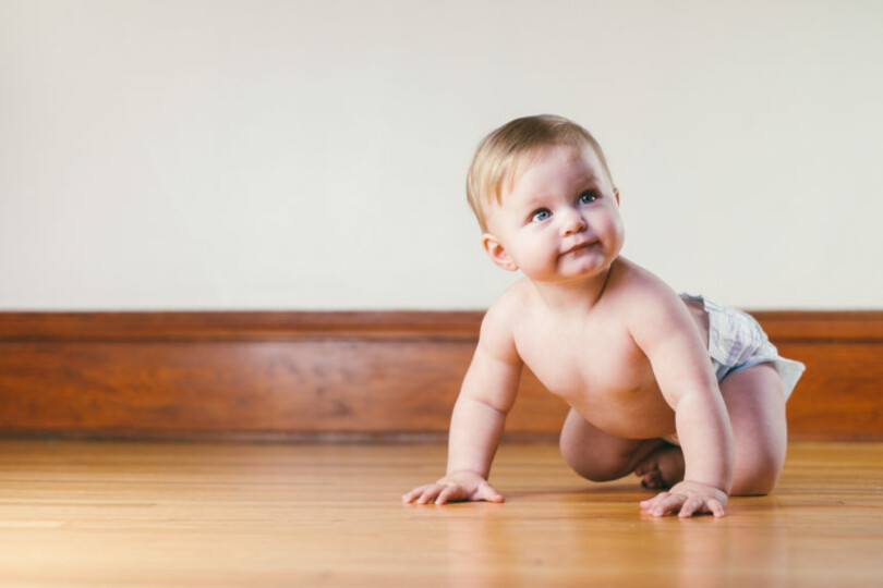 Kaum drehen sich die Babys, fangen sie schon mit den ersten Krabbelversuchen an.