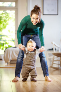 Babys erstes Jahr - Laufen lernen für Anfänger