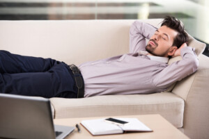 Ein Powernap im Büro ist gut für die Konzentration.