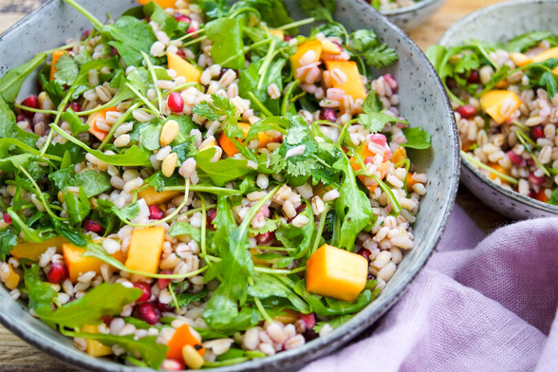 Gesünder essen mit Salat; Gerste Kaki Salat von Elle Republic