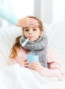 Die ersten Symptome eine Grippe sind meistens: Schnupfen und Fieber