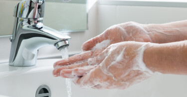 Richtig Hände waschen, um eine Infektion zu vermeiden