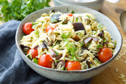 Rezept mit Auberginen-Orzo-Salat mit Cherry-Tomaten, Kalamata-Oliven, Kapern, Pinienkerne und frische Petersilie