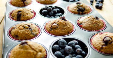 Gesunde, Low-fat Dinkel-Muffins mit Heidelbeeren Rezept, Vollkorn-Dinkelmehl, Haferflocken, ungesüßte Apfelmark und frische Heidelbeere