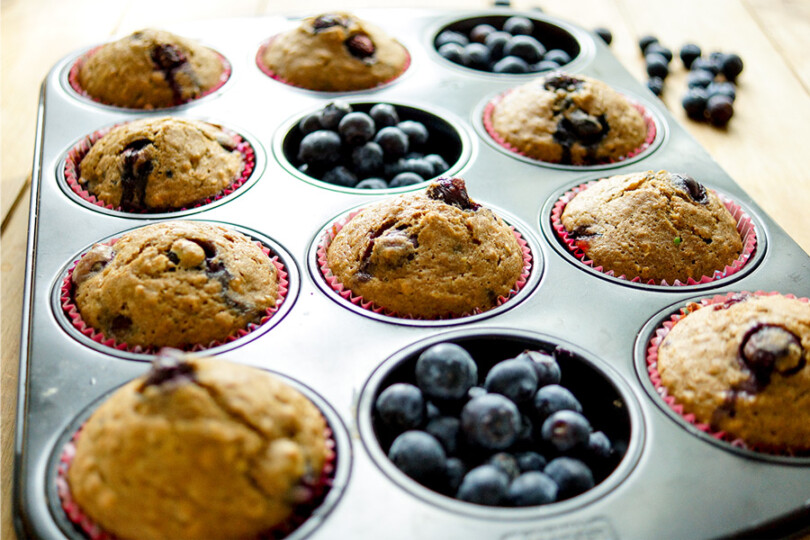 Gesunde, Low-fat Dinkel-Muffins mit Heidelbeeren Rezept, Vollkorn-Dinkelmehl, Haferflocken, ungesüßte Apfelmark und frische Heidelbeere