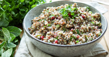 Quinoa mit Pistazien und Cranberries Rezept (vegan und glutenfrei) von Elle Republic