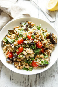 Bulgur Salat mit gerösteter Aubergine, Kichererbsen und Tomate Rezept