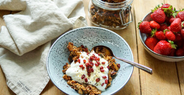 Knackiges Birnen-Apfel-Kardamom-Granola (Knuspermüsli) Rezept