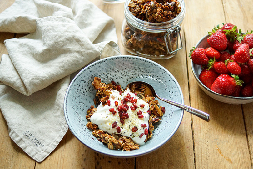 Knackiges Birnen-Apfel-Kardamom-Granola (Knuspermüsli) Rezept