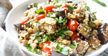 Bulgur Salat mit gerösteter Aubergine, Kichererbsen und Tomate Rezept