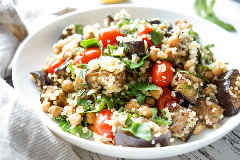 Bulgur Salat mit gerösteter Aubergine, Kichererbsen und Tomate Rezept