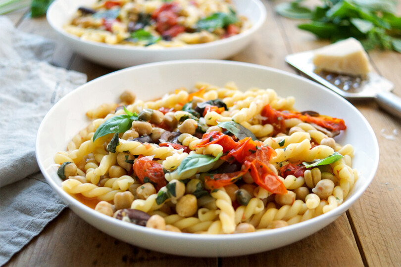 One-Pot Pasta Puttanesca mit Kichererbsen Rezept von Elle Republic