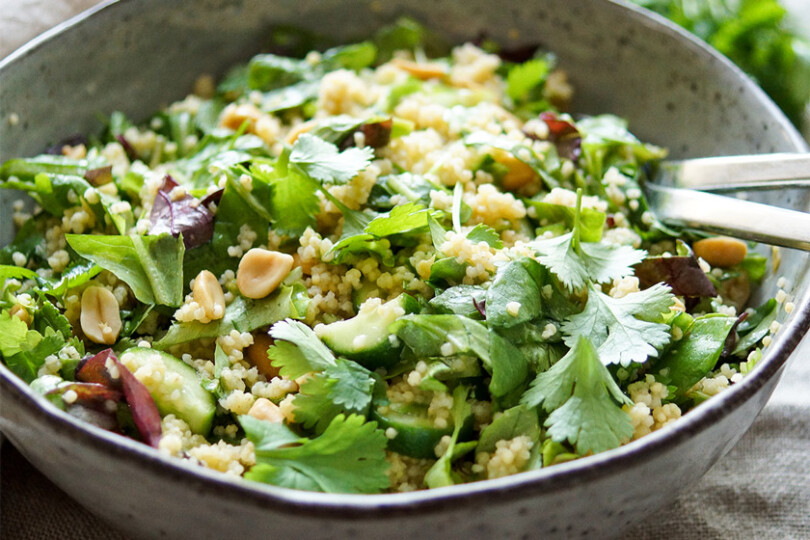 Hirsesalat mit Gurke, Koriander und Erdnuss