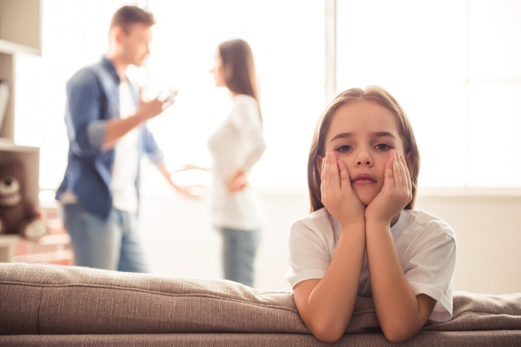 Streit in der Familie - ein Kind hört zu