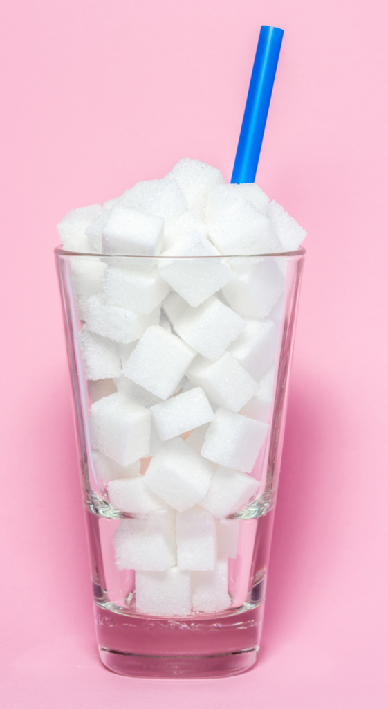 Glas voll mit Zuckerwürfeln 