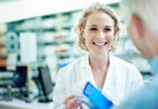 Eine Apothekerin macht Beratung zum Diabetes