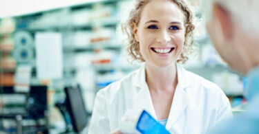 Eine Apothekerin macht Beratung zum Diabetes