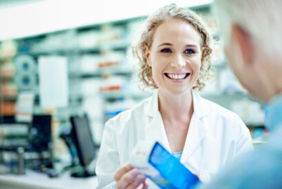 Eine Apothekerin macht Beratung zum Diabetes