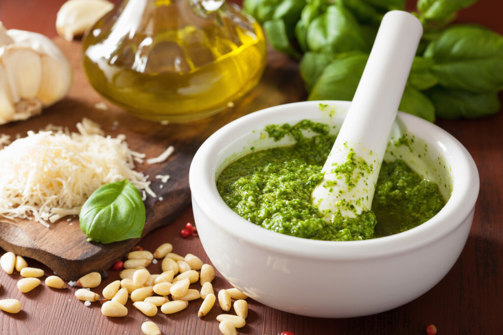 Zucchini-Nudeln mit selbstgemachtem Pesto