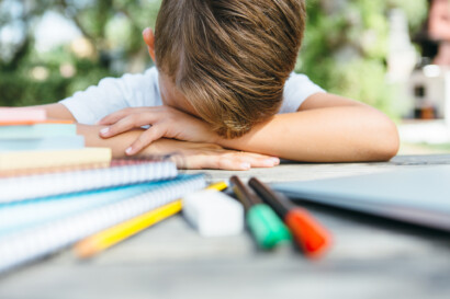 Junge Schule Hausaufgaben verzweifelt