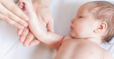 Babymassage leicht gemacht - Tipps für frischgebackene Eltern
