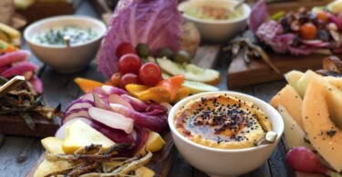 Gemüse und ein Dip.10 Gesunde Snacks am Abend