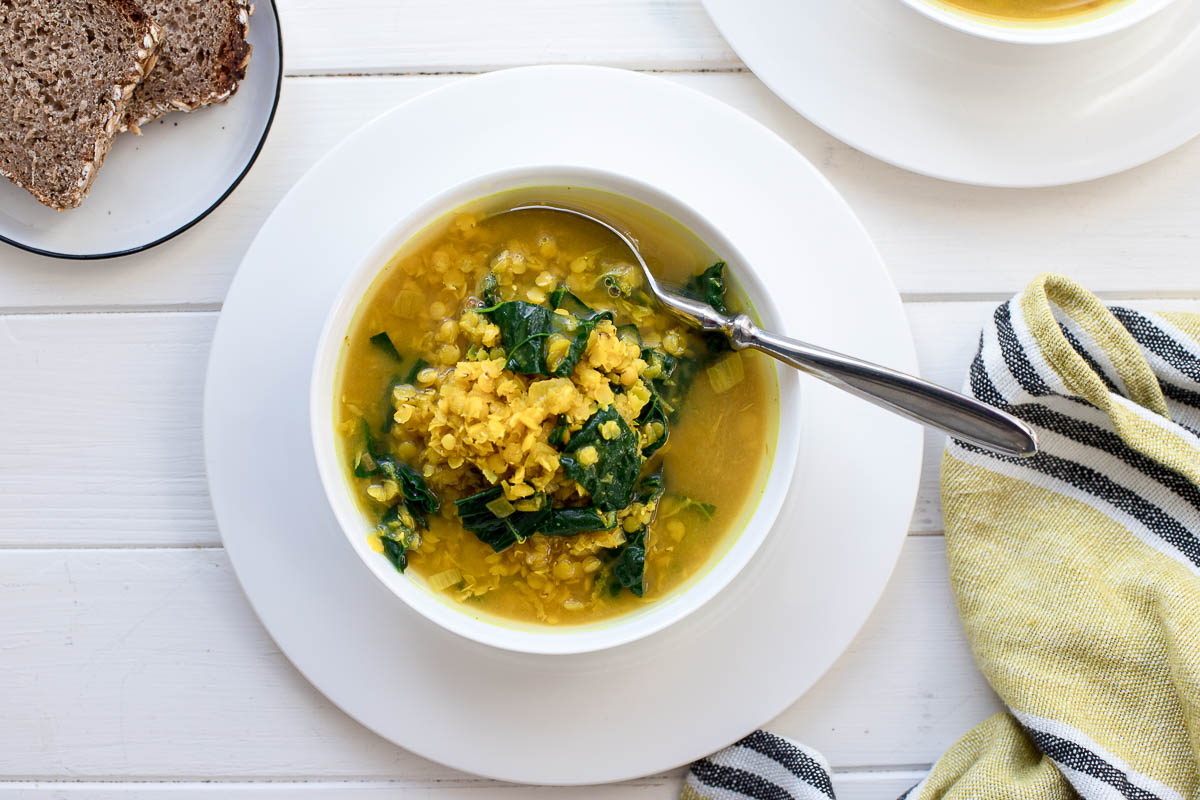 Detox-Linsen-Suppe mit Kurkuma