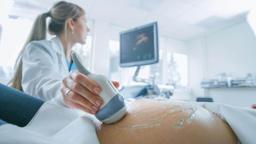 Späte Schwangerschaften – Pränataldiagnostik: Ultraschalluntersuchung einer schwangeren Frau