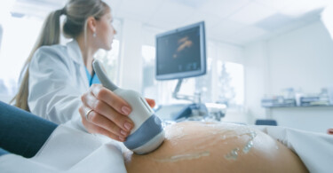Pränataldiagnostik: Ultraschalluntersuchung einer schwangeren Frau