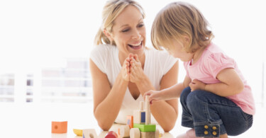 Mein Kind lernt sprechen - Mutter spielt mit Kind