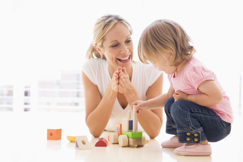 Mein Kind lernt sprechen - Mutter spielt mit Kind