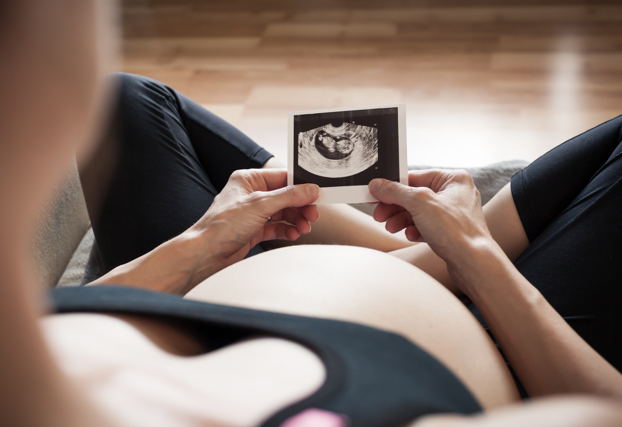Pränataldiagnostik: Schwangere mit Ultraschallbild