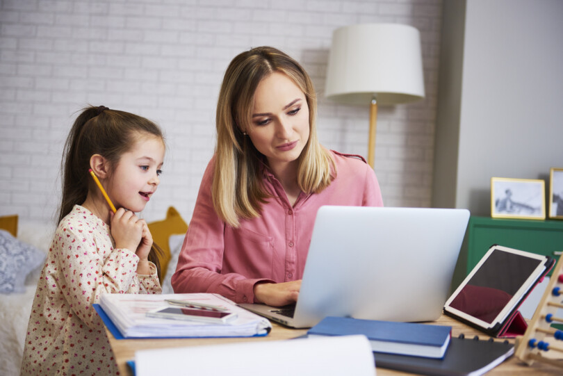 Homeoffice mit Kindern - Mutter und Kinder machen Homeoffice