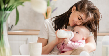 Liebevolle Mutter gibt Ihrem Baby Pre-Milch