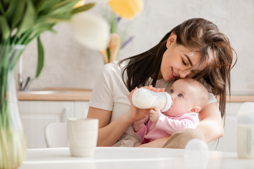 Liebevolle Mutter gibt Ihrem Baby Pre-Milch