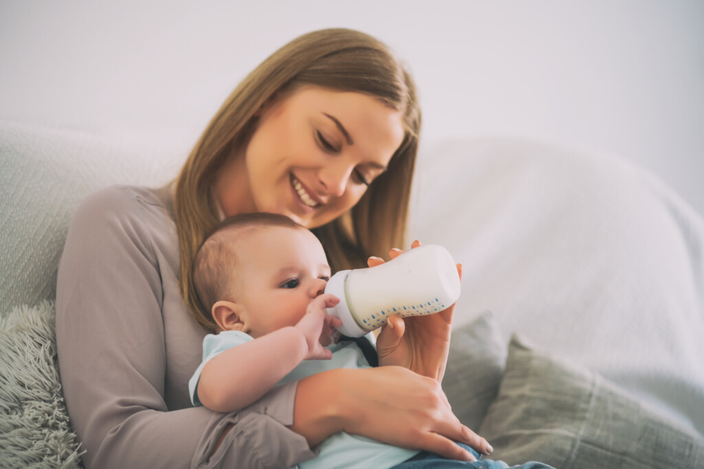 Mutter gibt Baby die Falsche mit Pre-Milch