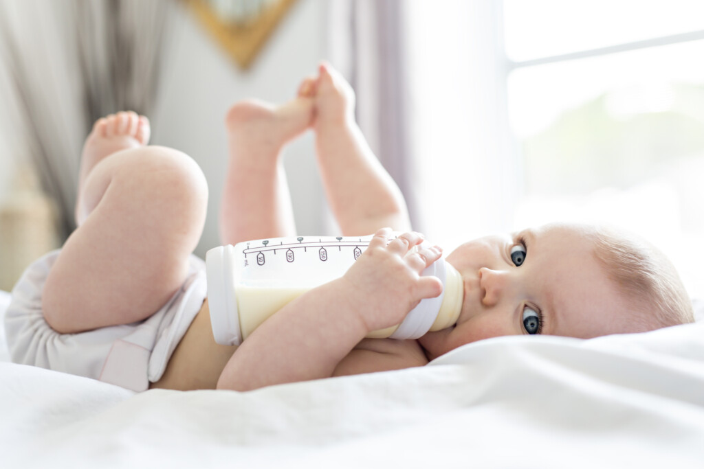 Baby mit Pre-Milch-Flasche