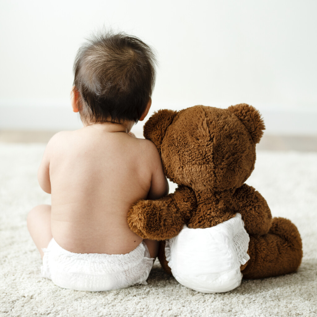 Baby und Teddy mit Windeln