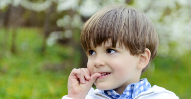 Fingernägel kauen bei Kindern – Junge kaut an den Nägeln