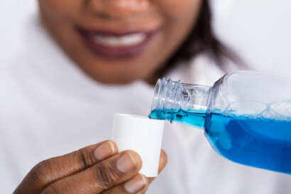 Die richtige Hygiene im Mund – Mundspülungen und Mundwasser
